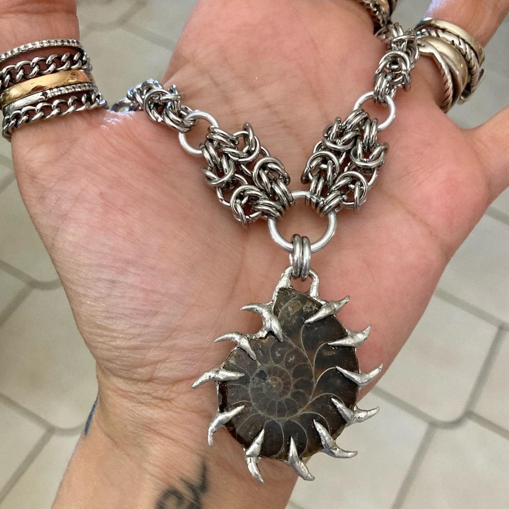 Genuine ammonite fossil shell with spikes on maille silver boho choker necklace - Picture 6 of 13